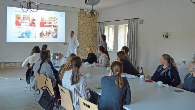 Prof. Dr. med. habil. Marcus Pohl stellt die Fachklinik für Neurologisch-Neurochirurgische Rehabilitation und Paula Jacob das besondere Integrationsmanagement in Pulsnitz vor