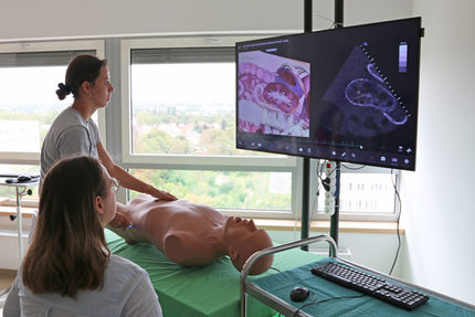 Medizinstudentinnen vor Monitor an Simulator